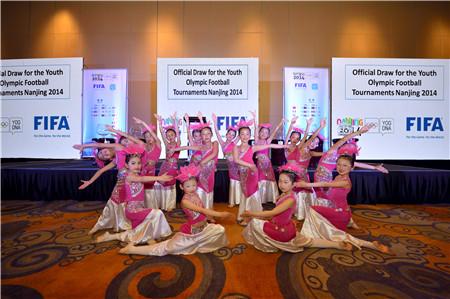 �Ͼ����W����麞�xʽ�ڌ��e�� �Ї�(gu��)Ů���cī����{�ױȁ�ͬ�M