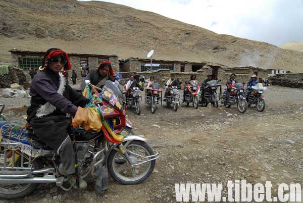 ���ڇ������ߵķ����£����񂃶����ˌ����Լ���Ħ��܇�����������L�չʾ�oӛ�ߣ�ͬ�rҲ����չʾ�o���ˡ���