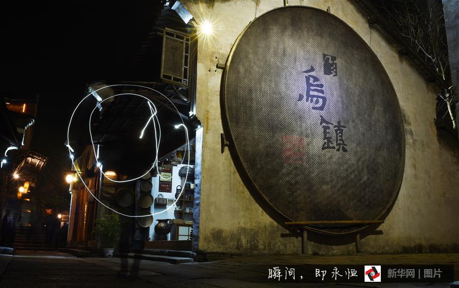 ���@���W