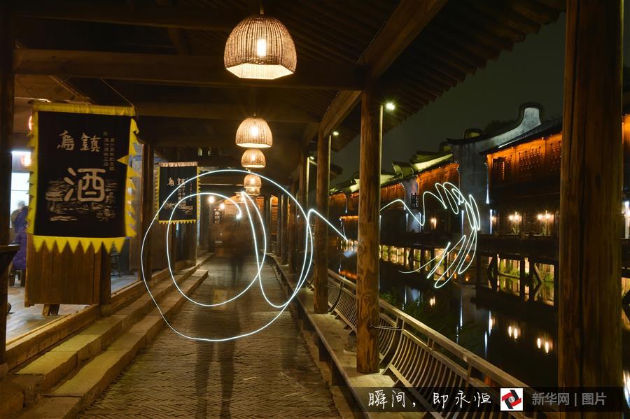 ���@���W