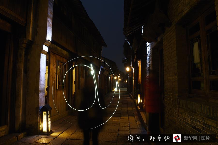 ���@���W