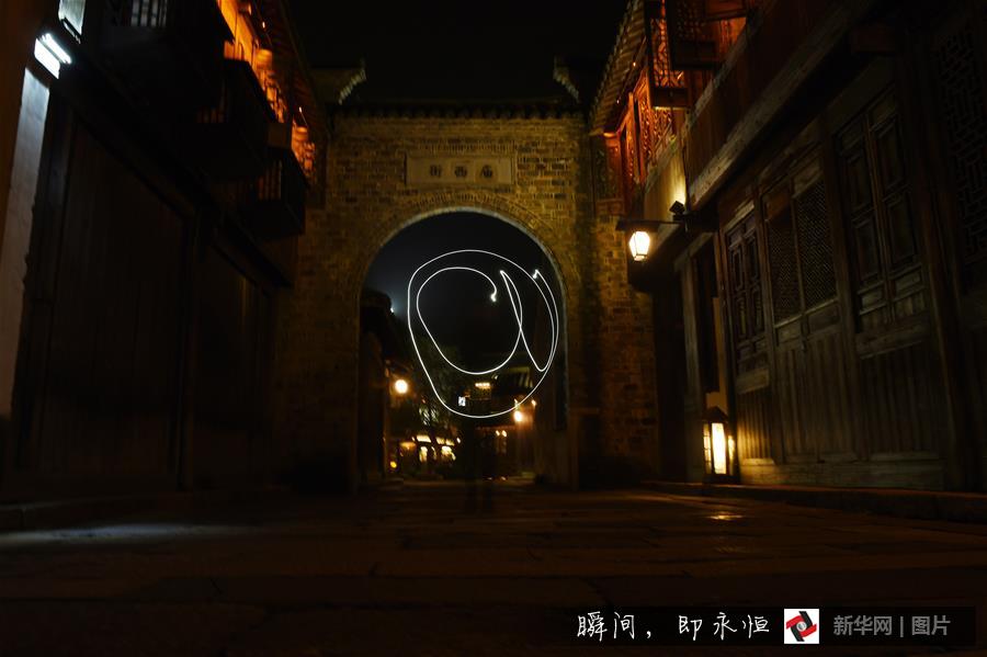 ���@���W