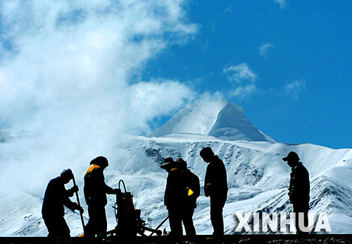 ����F·���O(sh��)��������ɣ�俵ɣѩɽ�_��������2005��6��8�Քz���� &nbsp;&nbsp;&nbsp;&nbsp;����F·�����������_ȫ�L1956����������Ϻ�����ߡ���·���L����Խ����������L�ĸ�ԭ�F·�����F·���M(j��n)�����ǎ״��Ї��˵ĉ��룬���@һ�뷨ֱ�����Ї����������u׃?y��u)�F(xi��n)��(sh��)������F·һ�ڹ�����������ľ����1958���_����1984�꽻���I�\(y��n)�������ڮ�(d��ng)�r���ҵĽ�(j��ng)��(j��)��(sh��)���Լ���ԭ����������·���g(sh��)�y�}��δ��Q����ľ�����_�α���ͣ����2001��6�£����ҿ�Ͷ�Y330.9�|Ԫ�ӹ��޽�����F·���ڹ��̡��@һ���̿�Խ����ɽ���ƹ���ɽ��ͨ�^��������Ӻʹ�Ƭ���������^(q��)����������F·���O(sh��)ʷ�ρ���δ�еĴ�Խ�����Ľ��Ɍ������ض����ϵ���ظ�ԭ�����µ����C(j��)�ͻ����� &nbsp;&nbsp;&nbsp;&nbsp;���A��l(f��)