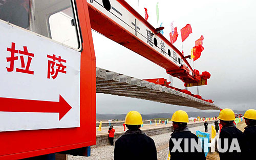 ���ؾ��ȵ�һ���F·܉���ڰ����܇վ��£��F܉�����@�������_�^�m���죨2004��6��22�Քz���� &nbsp;&nbsp;&nbsp;&nbsp;����F·�����������_ȫ�L1956����������Ϻ�����ߡ���·���L����Խ����������L�ĸ�ԭ�F·�����F·���M�����ǎ״��Ї��˵ĉ��룬���@һ�뷨ֱ�����Ї����������u׃��F��������F·һ�ڹ�����������ľ����1958���_����1984�꽻���I�\�������ڮ��r���ҵĽ��������Լ���ԭ����������·���g�y�}��δ��Q����ľ�����_�α���ͣ����2001��6�£����ҿ�Ͷ�Y330.9�|Ԫ�ӹ��޽�����F·���ڹ��̡��@һ���̿�Խ����ɽ���ƹ���ɽ��ͨ�^��������Ӻʹ�Ƭ���������^����������F·���Oʷ�ρ���δ�еĴ�Խ�����Ľ��Ɍ������ض����ϵ���ظ�ԭ�����µ����C�ͻ����� &nbsp;&nbsp;&nbsp;&nbsp;���A��l