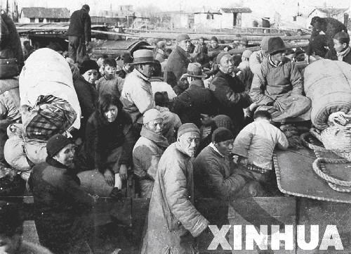 這是荻島靜夫拍攝的難民照片。侵華日軍士兵荻島靜夫自1937年8月到1940年3月所做的近20萬字的親筆日記和日記附帶的208張照片,記錄了他魔鬼般的“戰地經歷”。這套日記被翻譯、整理成《荻島靜夫日記――一個侵華日軍的戰地實錄》一書,由人民文學出版社于8月12日出版發行。目前,《荻島靜夫日記》的原件及影集被四川省民間收藏家樊建川收藏。它再一次提供了半個多世紀前侵華日軍暴行的鐵證。新華社發
