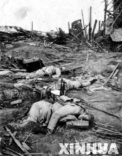 這是荻島靜夫拍攝的“轟炸后”的照片。