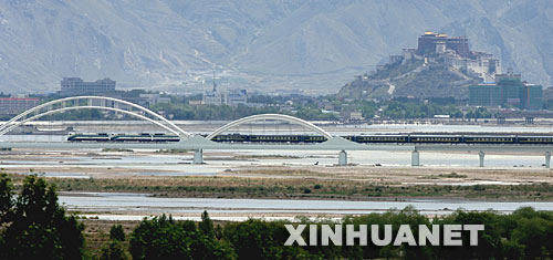 2006��7��1��11�r20���S�������_�l(f��)���ġ���2���Αc����܇ͨ�^���_���ش������(d��ng)��������F·ȫ��ͨ܇�����½y(t��ng)Ӌ�@ʾ��2007���������΅^(q��)���a(ch��n)��ֵ���^342�|Ԫ���˾�GDP���^1.2�fԪ�����ɱȿڏ�Ӌ�����2002�귭�˽�һ�������ؽ�(j��ng)�����F(xi��n)���B�m(x��)7�걣��12�����ϵ����ٿ�Խ�l(f��)չ�� ���A��l(f��)