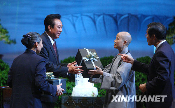 11月6日,海協(xié)會(huì)會(huì)長陳云林一行在臺(tái)北拜會(huì)證嚴(yán)法師。