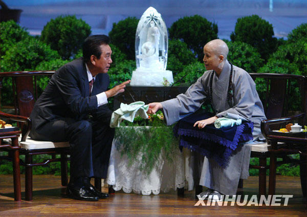 11月6日,海協(xié)會(huì)會(huì)長陳云林一行在臺(tái)北拜會(huì)證嚴(yán)法師。