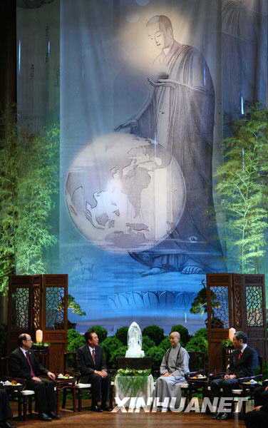 11月6日,海協(xié)會(huì)會(huì)長陳云林一行在臺(tái)北拜會(huì)證嚴(yán)法師。