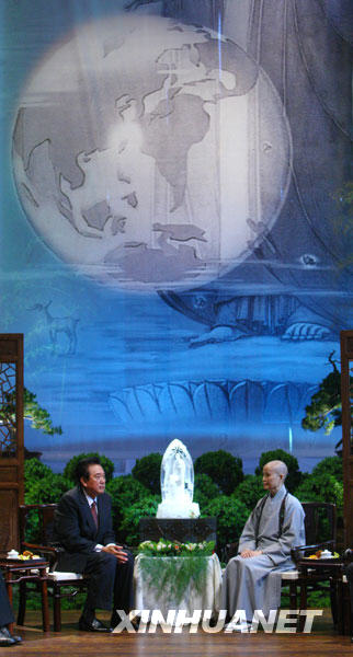 11月6日,海協(xié)會(huì)會(huì)長陳云林一行在臺(tái)北拜會(huì)證嚴(yán)法師。