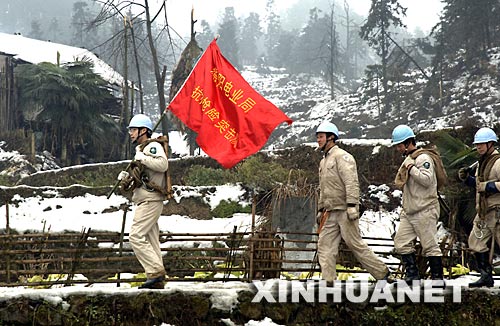 2月21日,四川省電力公司參加搶險的職工步行前往四川省古藺縣箭竹鄉境內的受損線路區域搶險施工。 當日,四川省冰雪災害地區的電網重建工作全面展開。據了解,四川省電力公司將力爭在2月25日之前,恢復輸電線路受損嚴重的古藺縣地區供電。