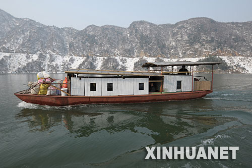 1��31�գ� һ���\�ͷ��l�ˆT�Ŀ��\���ڷ��ӎXˮ���к��С� ��̎��eɽ�^�İ��ջ�ɽ�h��1��12��������50��һ�����ش�ѩ�ģ�ɽ·��ͨ�����S��ɽ�^Ⱥ�����l�ͳ������衣���������ڴ_����ȫ����r�£����÷��ӎXˮ��������l���ӏ�ˮ·���\���R�r���{ʮ�חl���δ��䮔���\����Ŀǰ��20���l���\��ֻ�վ��\ݔ����1000�����ҡ��������������P���T��ȡ24С�r��ȫ�O�صȶ�헴�ʩ�_���˿Ͱ�ȫ��