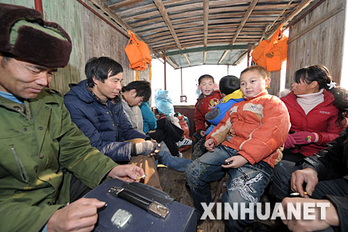 1��31�գ����l�ˆT�˶ɴ��ؼҡ� ��̎��eɽ�^�İ��ջ�ɽ�h��1��12��������50��һ�����ش�ѩ�ģ�ɽ·��ͨ�����S��ɽ�^Ⱥ�����l�ͳ������衣���������ڴ_����ȫ����r�£����÷��ӎXˮ��������l���ӏ�ˮ·���\���R�r���{ʮ�חl���δ��䮔���\����Ŀǰ��20���l���\��ֻ�վ��\ݔ����1000�����ҡ��������������P���T��ȡ24С�r��ȫ�O�صȶ�헴�ʩ�_���˿Ͱ�ȫ��