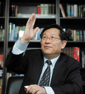 ����С���� �f䓣��h�壬1952��8�������Ϻ��ˣ��¹��h�h�T�����˄�˹�������I��W�Cеϵ���I���о����W�v����ʿ�Wλ�����ڣ������Ϻ�ͬ����WУ�L���F��ȫ�����f����ϯ���¹��h������ϯ���ƌW���g�����L��