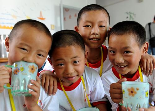 8月31日,四川省汶川地震災(zāi)區(qū)的5年級(jí)學(xué)生王磊(右一)和其他來自四川災(zāi)區(qū)的同學(xué)在福州陽光國際學(xué)校的宿舍里。新華社記者 張國俊 攝