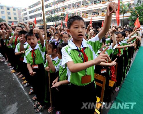 5��30�գ��V���Ϫ�еڶ�С�W�W�����w�������Z��Ŀ�����H���ۡ��� &nbsp;&nbsp;&nbsp;&nbsp;���գ��V���Ϫ�еڶ�С�W�_չ���P�۞ą^��ͯ ͬ�g����һ���ѹ�����ӡ�ͨ�^��ʵĹ�Ŀ���ݣ�׌����D�W��У�ă����ą^��ͯ���ܝ��ļ��w���x����ͬӭ�ӡ���һ����ͯ�������� ��