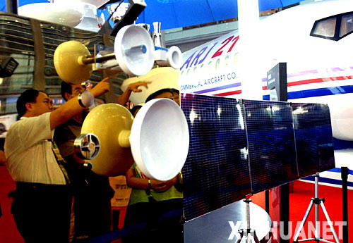 10月13日,幾名專業(yè)人員在“嫦娥一號”人造月球衛(wèi)星模型前交流。