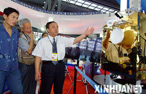 10月13日,參與“嫦娥一號”人造月球衛(wèi)星設(shè)計(jì)的專家高放(右一)在向觀眾介紹情況。