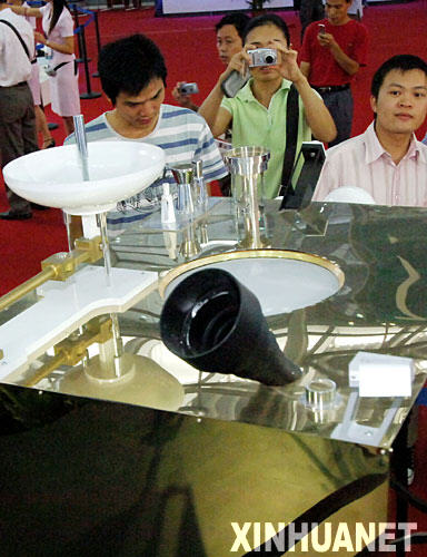 10月13日,觀眾在高交會展廳里參觀“嫦娥一號”人造月球衛(wèi)星模型。