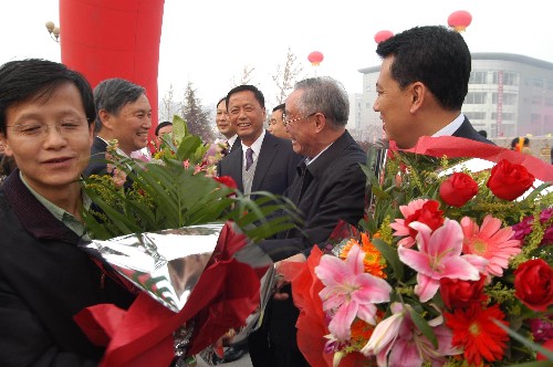 2007望星空――兩大事件標志我國向天文強國邁進 2007年11月7日,在嫦娥一號衛(wèi)星第三次近月制動成功,順利進入工作軌道之后,作為衛(wèi)星設計研制單位的中國空間技術研究院舉行隆重的歡慶儀式,歡迎參加嫦娥一號衛(wèi)星飛行任務的科技人員凱旋。“嫦娥一號”成功發(fā)射并傳回清晰的月面圖,與此同時,我國天文學家奔赴南極為在冰穹A建立天文觀測站而努力……2007年即將結束,當我們抬頭仰望璀璨的星空時,自豪感油然而生:中國正向天文強國不斷邁進。 新華社發(fā)