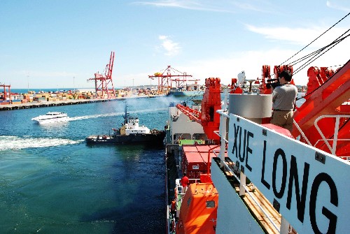 2007年11月28日,澳大利亞弗里曼特爾港的一艘拖船在助推“雪龍”號停靠碼頭。 2007年11月28日,經過15天、4500多海里的航行,我國“雪龍”號極地科學考察船抵達澳大利亞西海岸的弗里曼特爾港,在這里補給三天。我國第24次南極科學考察隊還有一小部分物資和隊員在這里上船。“