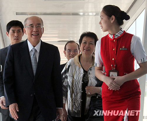 7月10日,中國(guó)國(guó)民黨主席吳伯雄率團(tuán)抵達(dá)長(zhǎng)沙,出席即將于7月11日至12日在長(zhǎng)沙舉行的第五屆兩岸經(jīng)貿(mào)文化論壇。新華社記者 邢廣利攝