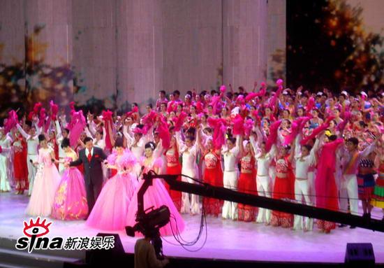 郎昆揭春晚內(nèi)部消息航天員零點不敲鐘帶大禮