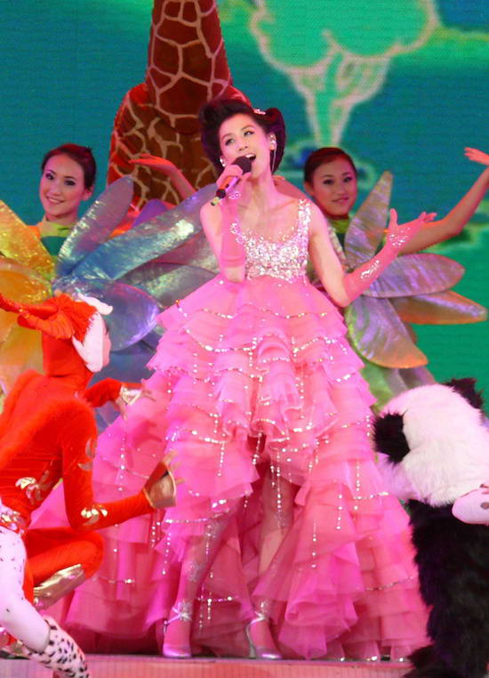 黃圣依央視春晚獨唱第一聲盡顯過硬唱功(組圖)