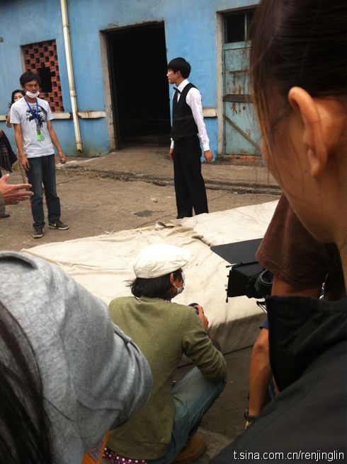 ̽��۽z���ឮ���·�ը�ɗl��Selina�K��(�D)